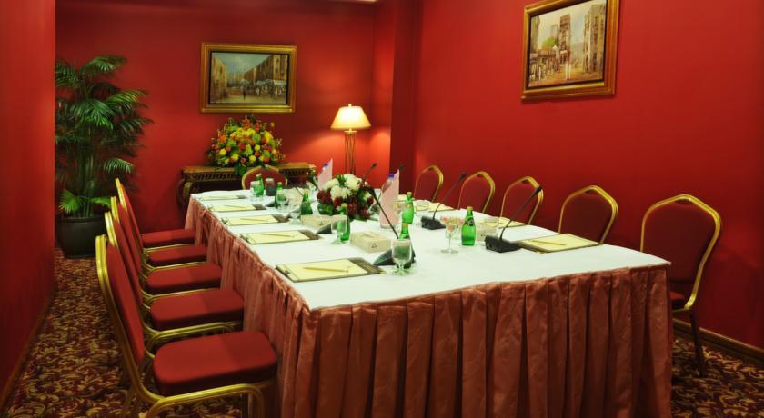 Makarem Ajyad Makkah Hotel Mecca Екстер'єр фото The photo shows a conference or meeting room with a long table set up for discussions or presentations. The table is covered with a white tablecloth and has several place settings, including notepads and pens. There are green bottles of water on the 