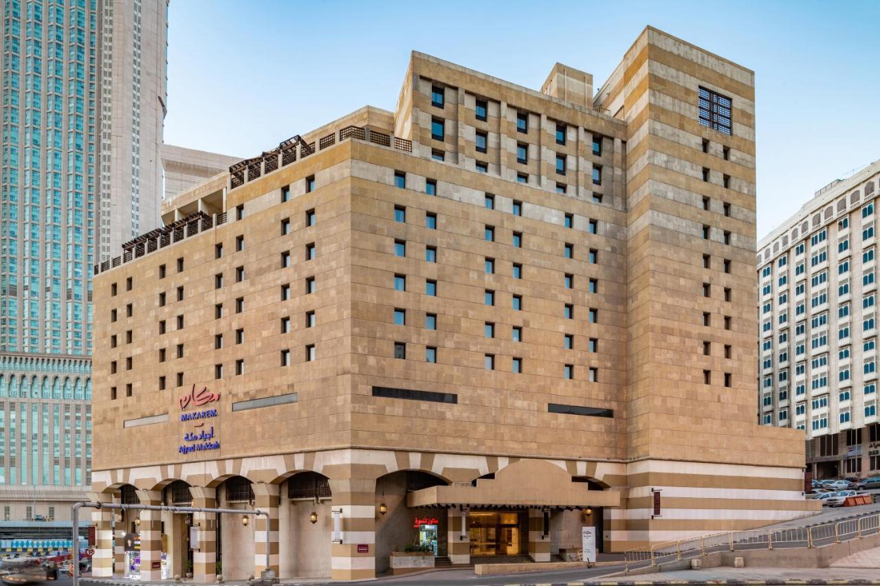 Makarem Ajyad Makkah Hotel Mecca Екстер'єр фото The photo shows a multi-story building with a distinctive architectural style. The facade features a combination of textured stone and concrete, giving it a contemporary yet somewhat traditional appearance. The building has multiple windows arranged 