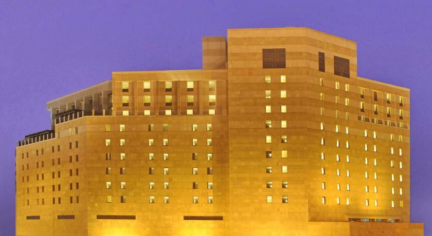 Makarem Ajyad Makkah Hotel Mecca Екстер'єр фото The photo shows a large building, likely a hotel or a similar establishment. The structure is designed with a modern aesthetic, featuring a facade made of light-colored materials. The building has multiple floors, with several windows illuminated, su